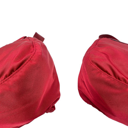 angoli Borsa Prada in nylon rosso con finiture in pelle tono su tono e parti metalliche argentate; munita di una tracolla regolabile in tessuto. Completa di dustbag,di lusso, originale, ottime condizioni, usata. 