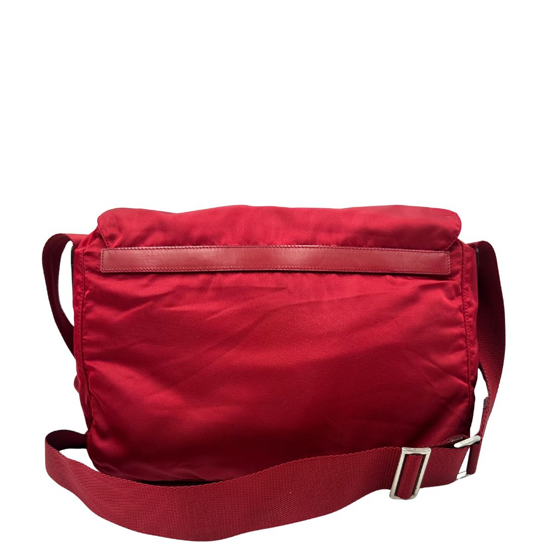 retro Borsa Prada in nylon rosso con finiture in pelle tono su tono e parti metalliche argentate; munita di una tracolla regolabile in tessuto. Completa di dustbag,di lusso, originale, ottime condizioni, usata. 