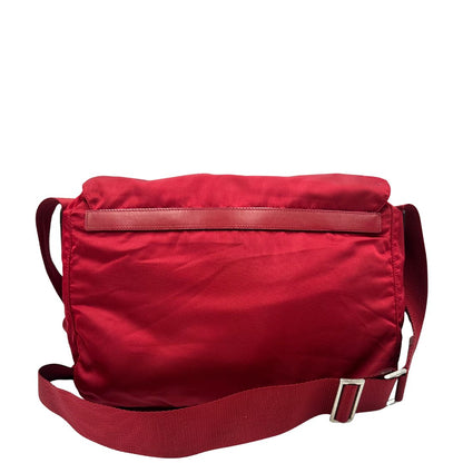 retro Borsa Prada in nylon rosso con finiture in pelle tono su tono e parti metalliche argentate; munita di una tracolla regolabile in tessuto. Completa di dustbag,di lusso, originale, ottime condizioni, usata. 