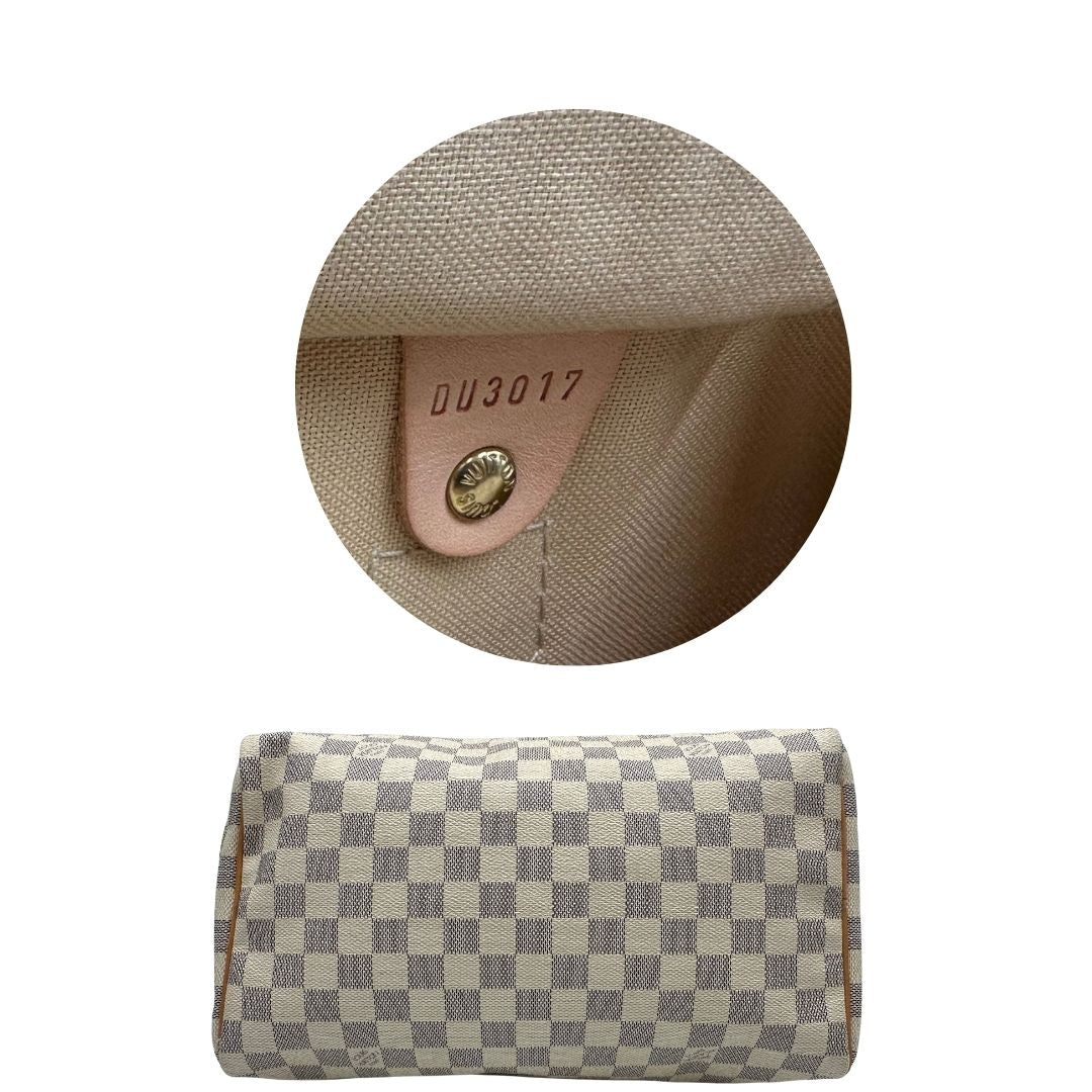 base e codice Borsa Speedy 30 Louis Vuitton in canvas Damier Azur con finiture in vacchetta naturale e parti metalliche dorate. Completo di lucchetto, chiavi e corredo, di lusso, originale, ottime condizioni, usata. 
