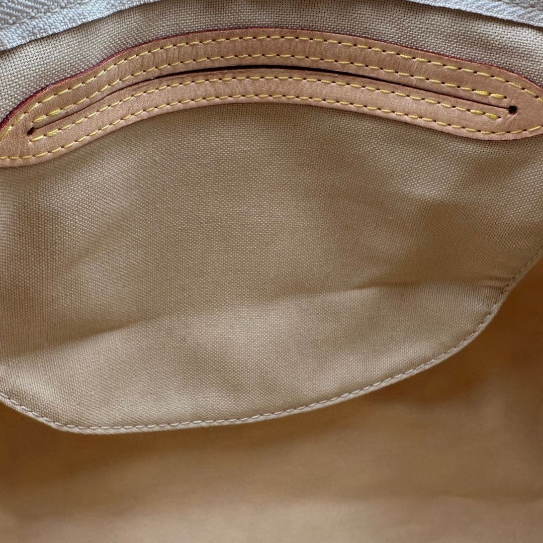 interno Borsa Speedy 30 Louis Vuitton in canvas Damier Azur con finiture in vacchetta naturale e parti metalliche dorate. Completo di lucchetto, chiavi e corredo, di lusso, originale, ottime condizioni, usata. 