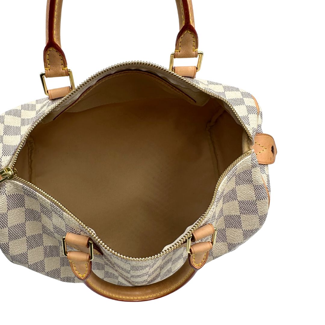 interno Borsa Speedy 30 Louis Vuitton in canvas Damier Azur con finiture in vacchetta naturale e parti metalliche dorate. Completo di lucchetto, chiavi e corredo, di lusso, originale, ottime condizioni, usata. 