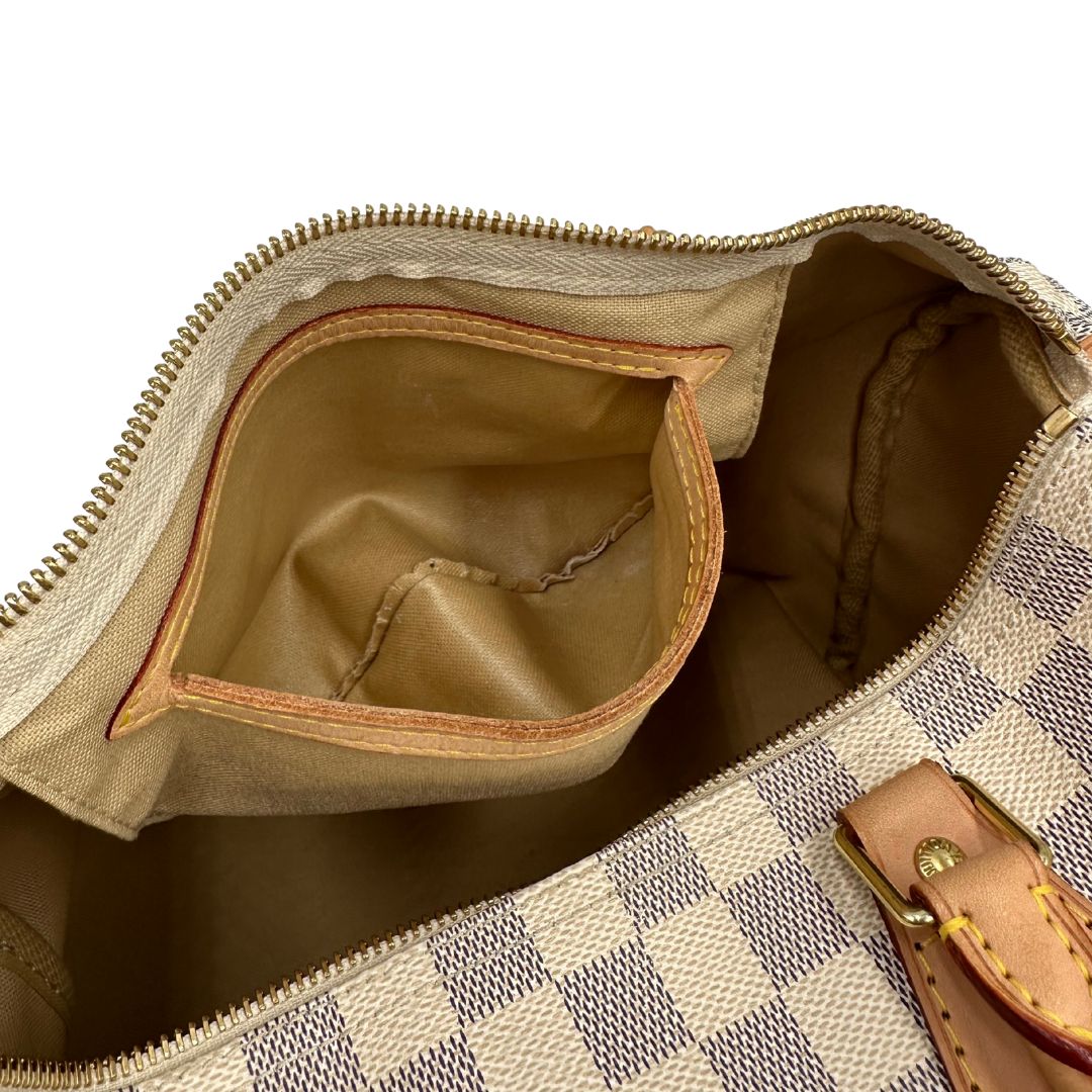 interno Borsa Speedy 30 Louis Vuitton in canvas Damier Azur con finiture in vacchetta naturale e parti metalliche dorate. Completo di lucchetto, chiavi e corredo, di lusso, originale, ottime condizioni, usata. v