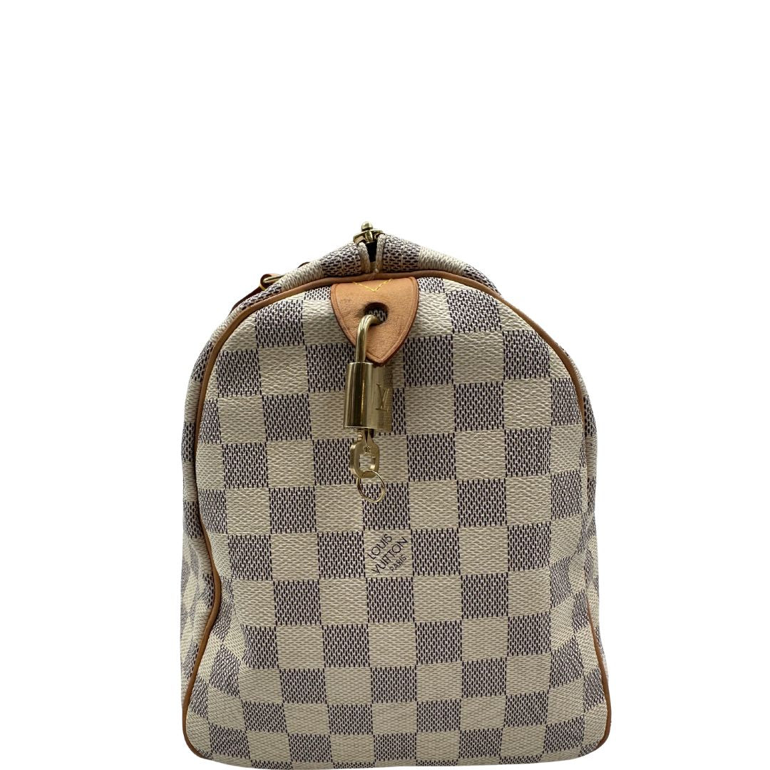 lato Borsa Speedy 30 Louis Vuitton in canvas Damier Azur con finiture in vacchetta naturale e parti metalliche dorate. Completo di lucchetto, chiavi e corredo, di lusso, originale, ottime condizioni, usata. 