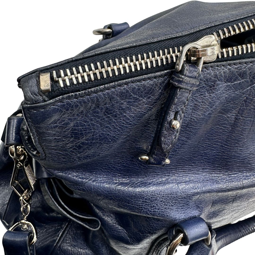 Borsa Miu Miu in pelle blu con parti metalliche argentate; munita di doppi manici e una tracolla amovibile. Completa di dustbag, di lusso, originale, ottime condizioni, usata, originale. 