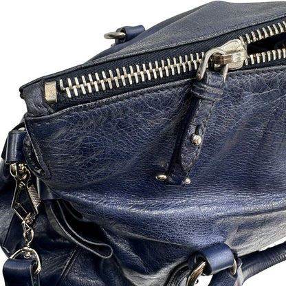 Borsa Miu Miu in pelle blu con parti metalliche argentate; munita di doppi manici e una tracolla amovibile. Completa di dustbag, di lusso, originale, ottime condizioni, usata, originale. 
