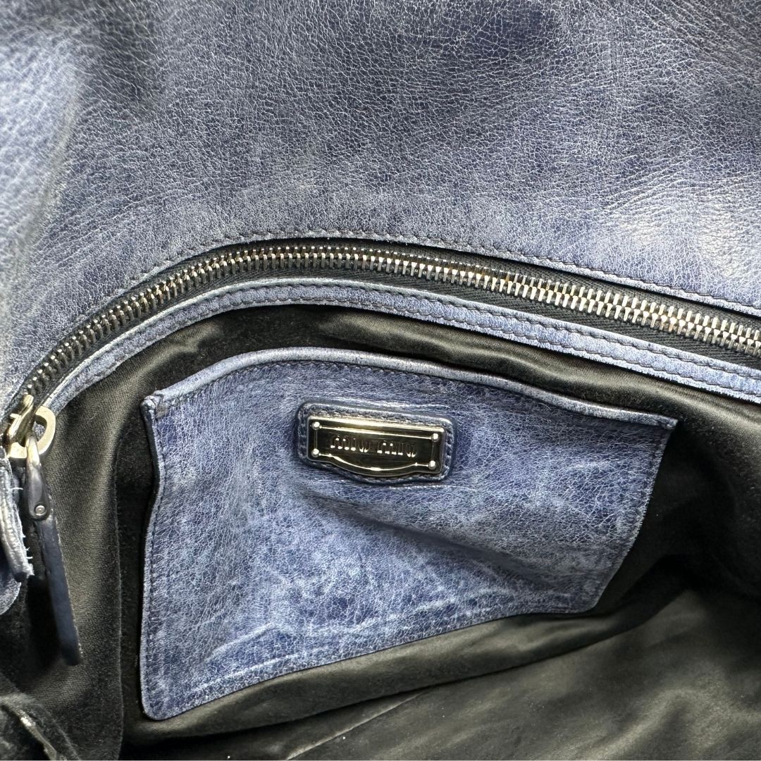 interno Borsa Miu Miu in pelle blu con parti metalliche argentate; munita di doppi manici e una tracolla amovibile. Completa di dustbag, di lusso, originale, ottime condizioni, usata, originale.