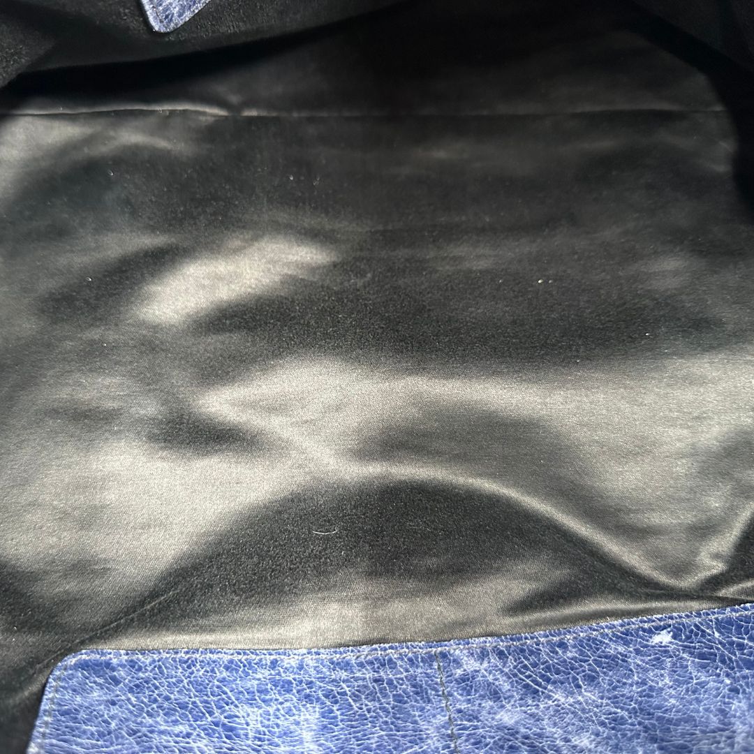 interno Borsa Miu Miu in pelle blu con parti metalliche argentate; munita di doppi manici e una tracolla amovibile. Completa di dustbag, di lusso, originale, ottime condizioni, usata, originale.