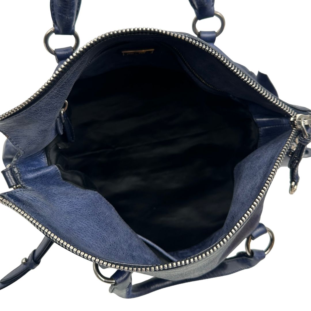 interno Borsa Miu Miu in pelle blu con parti metalliche argentate; munita di doppi manici e una tracolla amovibile. Completa di dustbag, di lusso, originale, ottime condizioni, usata, originale.