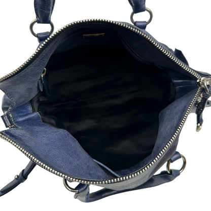 interno Borsa Miu Miu in pelle blu con parti metalliche argentate; munita di doppi manici e una tracolla amovibile. Completa di dustbag, di lusso, originale, ottime condizioni, usata, originale.