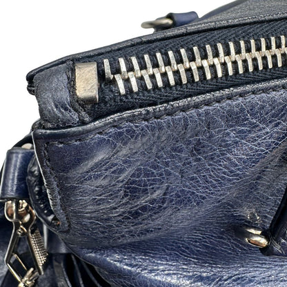 Borsa Miu Miu in pelle blu con parti metalliche argentate; munita di doppi manici e una tracolla amovibile. Completa di dustbag, di lusso, originale, ottime condizioni, usata, originale. 