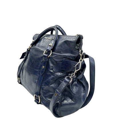lato Borsa Miu Miu in pelle blu con parti metalliche argentate; munita di doppi manici e una tracolla amovibile. Completa di dustbag, di lusso, originale, ottime condizioni, usata, originale. 