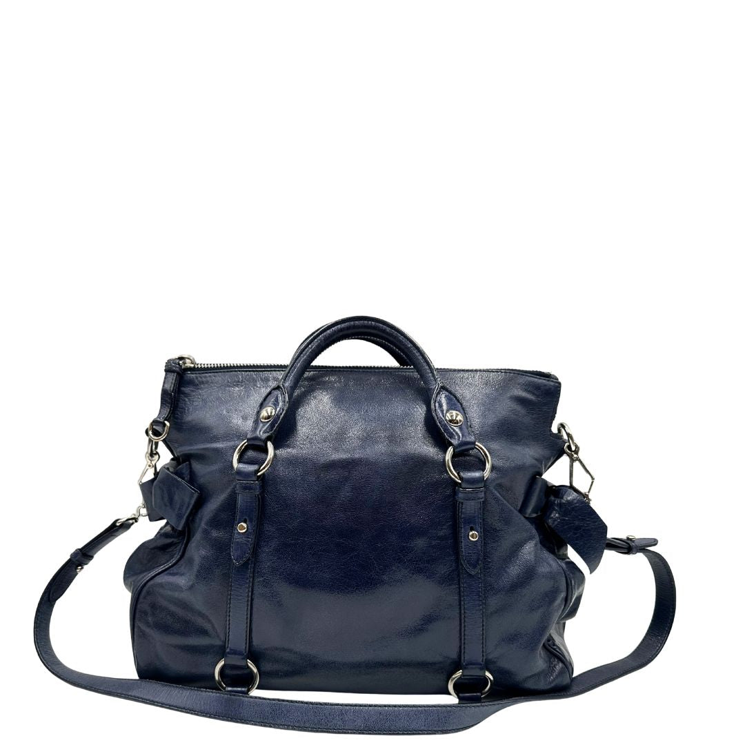 retro Borsa Miu Miu in pelle blu con parti metalliche argentate; munita di doppi manici e una tracolla amovibile. Completa di dustbag, di lusso, originale, ottime condizioni, usata, originale. 