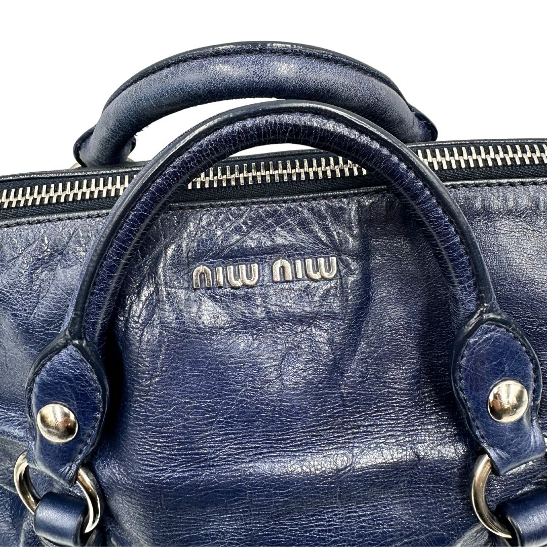 manici Borsa Miu Miu in pelle blu con parti metalliche argentate; munita di doppi manici e una tracolla amovibile. Completa di dustbag, di lusso, originale, ottime condizioni, usata, originale. 