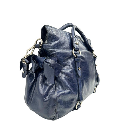 lato Borsa Miu Miu in pelle blu con parti metalliche argentate; munita di doppi manici e una tracolla amovibile. Completa di dustbag, di lusso, originale, ottime condizioni, usata, originale. 