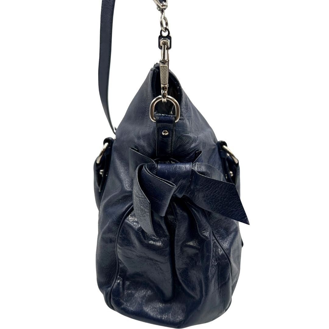 Borsa Miu Miu in pelle blu con parti metalliche argentate; munita di doppi manici e una tracolla amovibile. Completa di dustbag, di lusso, originale, ottime condizioni, usata, originale. 