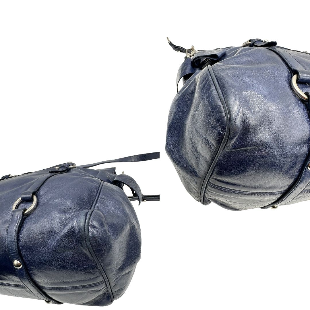 angoli Borsa Miu Miu in pelle blu con parti metalliche argentate; munita di doppi manici e una tracolla amovibile. Completa di dustbag, di lusso, originale, ottime condizioni, usata, originale. 