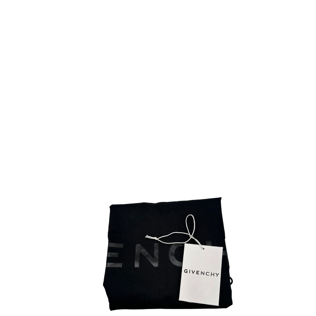 dustbag Borsa Givenchy in pelle blu con parti metalliche argentate; munita di un manico singolo stondato e una tracolla amovibile. Completa di dustbag, di lusso, usato, originale. 