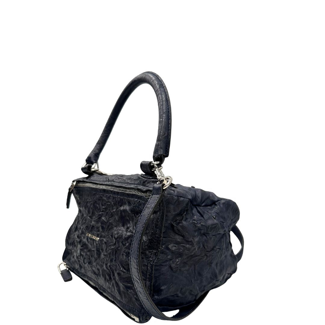 lato Borsa Givenchy in pelle blu con parti metalliche argentate; munita di un manico singolo stondato e una tracolla amovibile. Completa di dustbag, di lusso, usato, originale. 