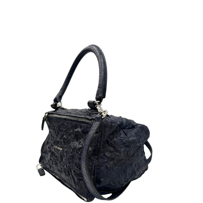 lato Borsa Givenchy in pelle blu con parti metalliche argentate; munita di un manico singolo stondato e una tracolla amovibile. Completa di dustbag, di lusso, usato, originale. 