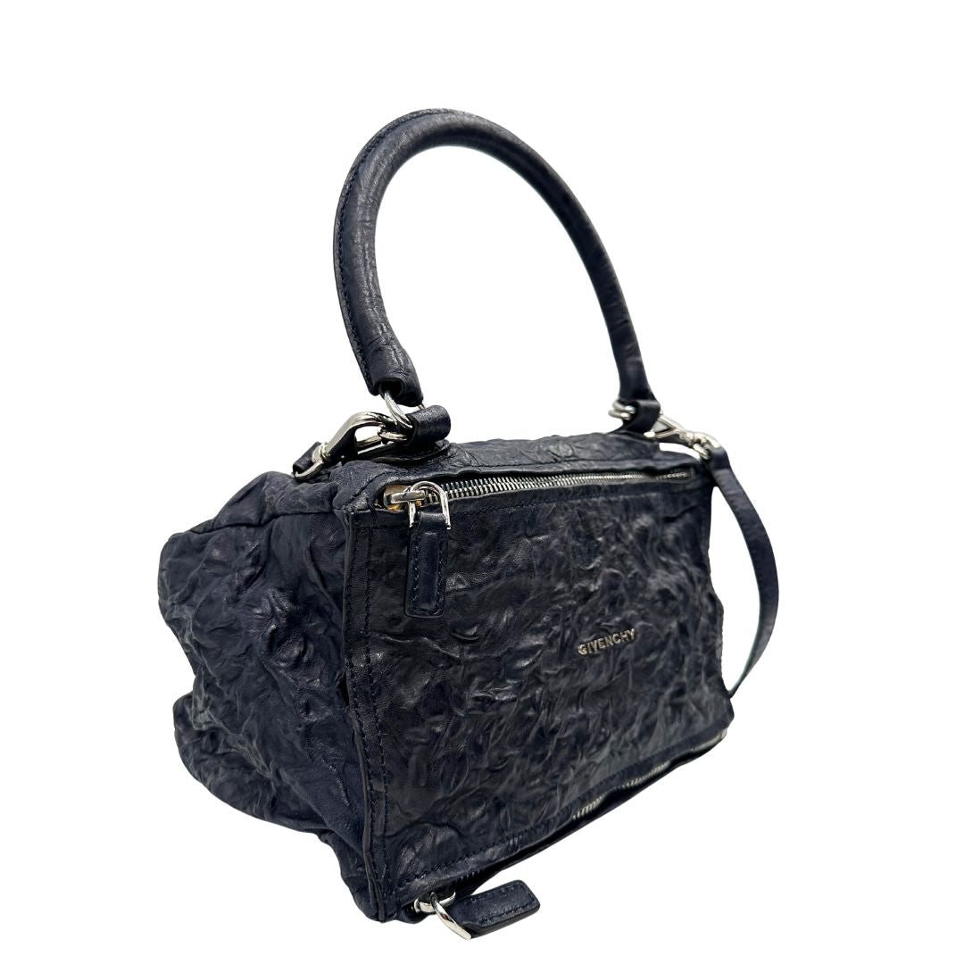 lato Borsa Givenchy in pelle blu con parti metalliche argentate; munita di un manico singolo stondato e una tracolla amovibile. Completa di dustbag, di lusso, usato, originale. 