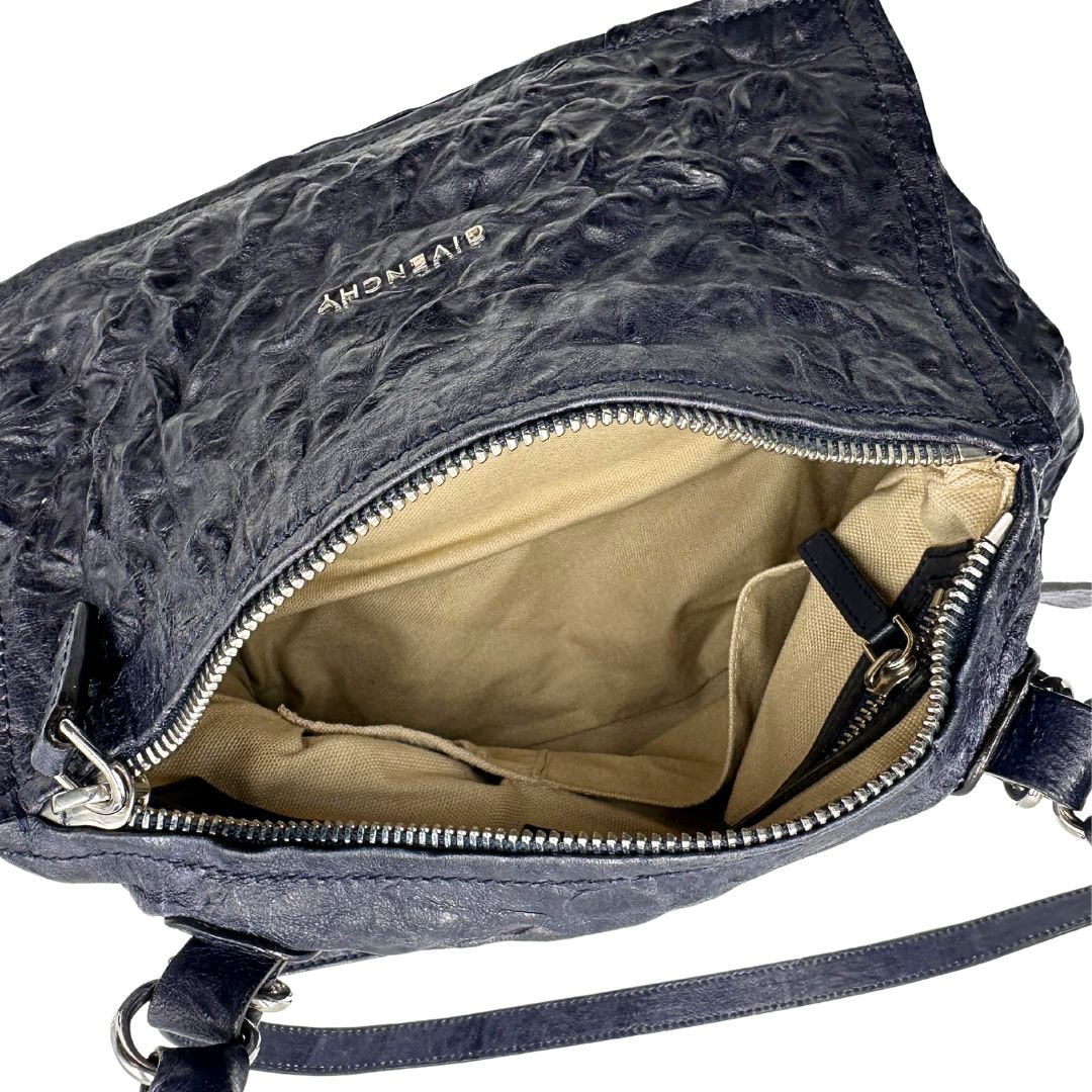 interno Borsa Givenchy in pelle blu con parti metalliche argentate; munita di un manico singolo stondato e una tracolla amovibile. Completa di dustbag, di lusso, usato, originale. 