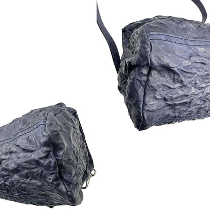 angoli Borsa Givenchy in pelle blu con parti metalliche argentate; munita di un manico singolo stondato e una tracolla amovibile. Completa di dustbag, di lusso, usato, originale. 