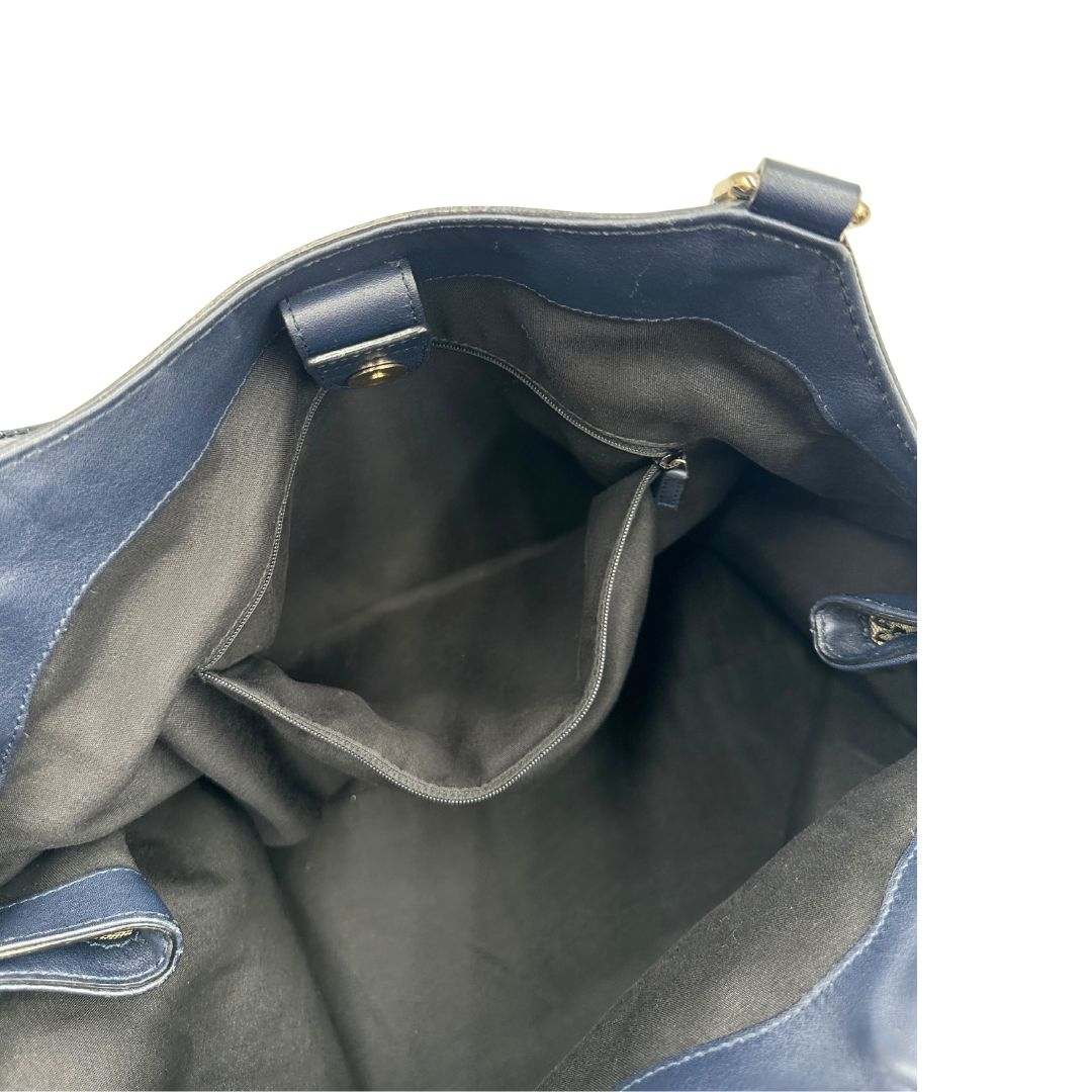 Tasca interna di una Borsa Gucci in tessuto beige GG con parti metalliche dorate e parti in pelle color blu notte; munita di doppi manici stondati. Completa di dustbag. Originale, usata, di lusso, in ottime condizioni.