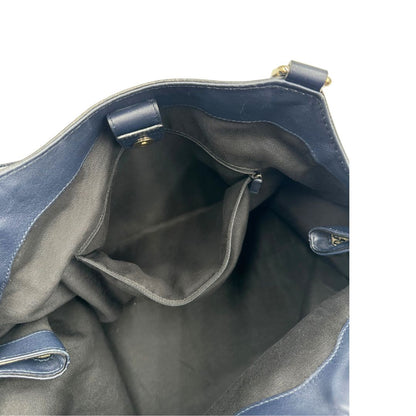 Tasca interna di una Borsa Gucci in tessuto beige GG con parti metalliche dorate e parti in pelle color blu notte; munita di doppi manici stondati. Completa di dustbag. Originale, usata, di lusso, in ottime condizioni.