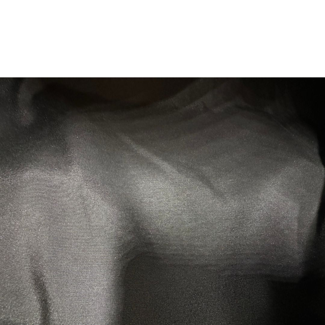 Interno di una Borsa Gucci in tessuto beige GG con parti metalliche dorate e parti in pelle color blu notte; munita di doppi manici stondati. Completa di dustbag. Originale, usata, di lusso, in ottime condizioni.