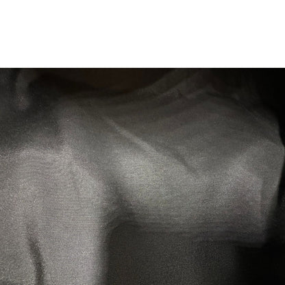 Interno di una Borsa Gucci in tessuto beige GG con parti metalliche dorate e parti in pelle color blu notte; munita di doppi manici stondati. Completa di dustbag. Originale, usata, di lusso, in ottime condizioni.