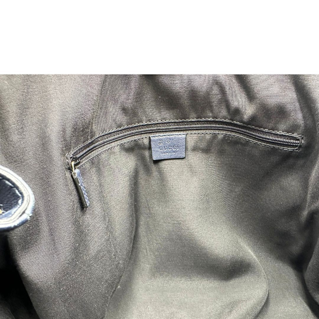 Interno di una Borsa Gucci in tessuto beige GG con parti metalliche dorate e parti in pelle color blu notte; munita di doppi manici stondati. Completa di dustbag. Originale, usata, di lusso, in ottime condizioni.