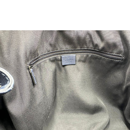 Interno di una Borsa Gucci in tessuto beige GG con parti metalliche dorate e parti in pelle color blu notte; munita di doppi manici stondati. Completa di dustbag. Originale, usata, di lusso, in ottime condizioni.