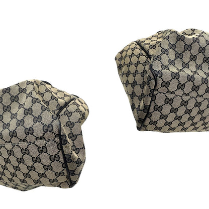 Angoli di una Borsa Gucci in tessuto beige GG con parti metalliche dorate e parti in pelle color blu notte; munita di doppi manici stondati. Completa di dustbag. Originale, usata, di lusso, in ottime condizioni.