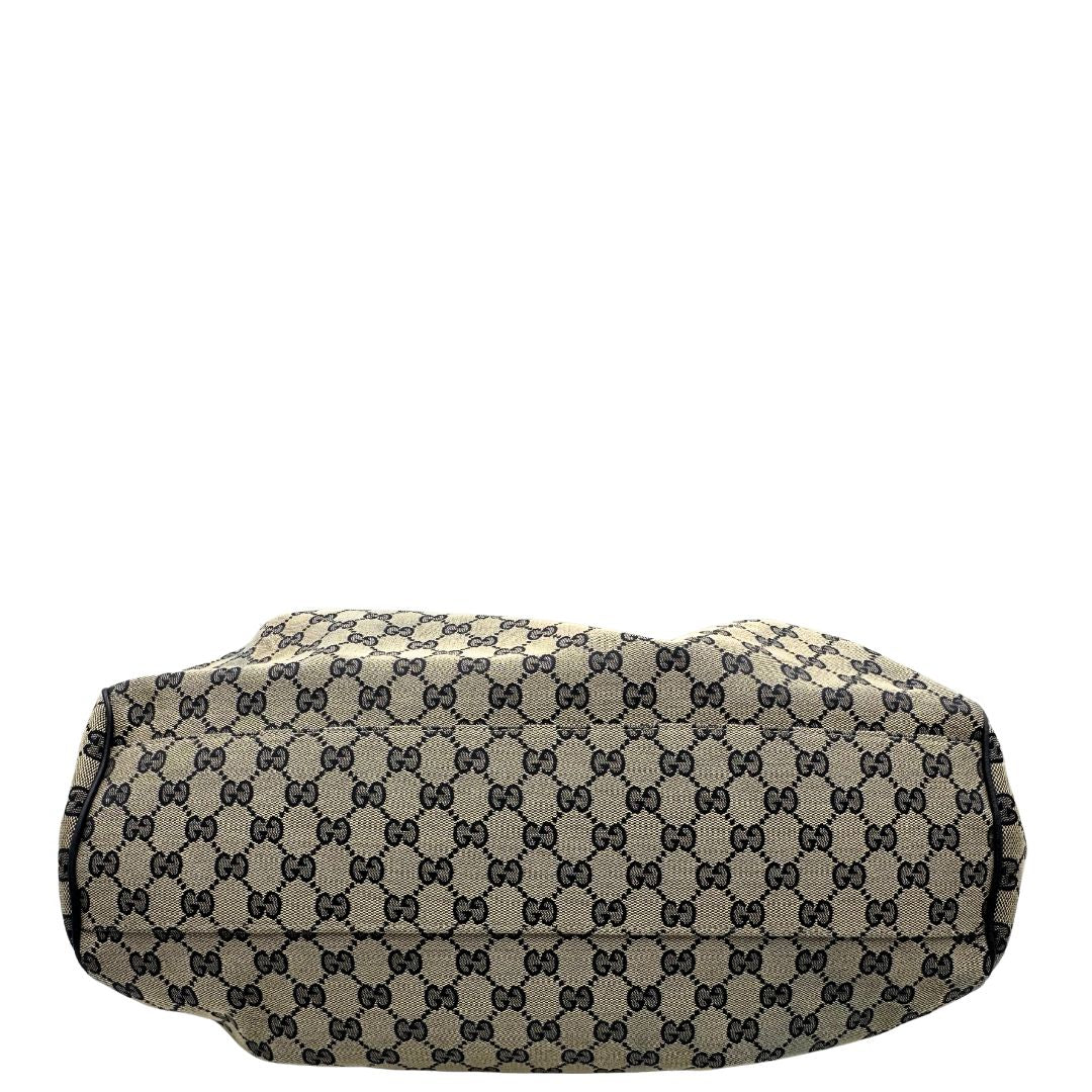 Base di una Borsa Gucci in tessuto beige GG con parti metalliche dorate e parti in pelle color blu notte; munita di doppi manici stondati. Completa di dustbag. Originale, usata, di lusso, in ottime condizioni.