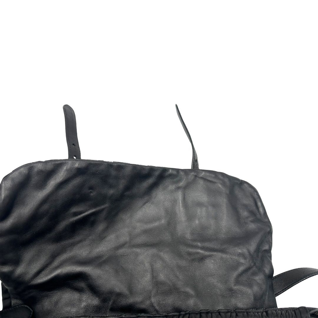 Borsa Prada in tessuto nylon goffrato nero con parti metalliche argentate e inserti in pelle tono su tono, munita di una tracolla regolabile e amovibile. Completa di dustbag. Originale, usata, di lusso, in ottime condizioni.