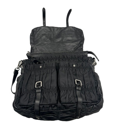 Interno di una Borsa Prada in tessuto nylon goffrato nero con parti metalliche argentate e inserti in pelle tono su tono, munita di una tracolla regolabile e amovibile. Completa di dustbag. Originale, usata, di lusso, in ottime condizioni.