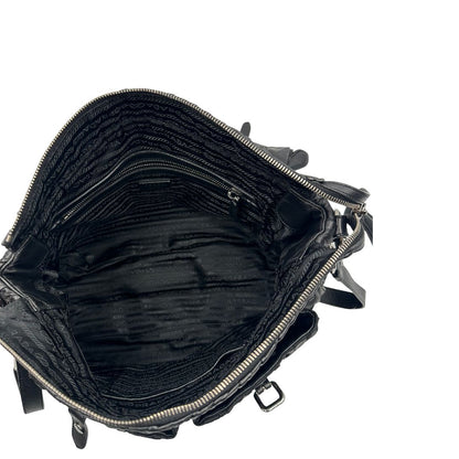 Interno di una Borsa Prada in tessuto nylon goffrato nero con parti metalliche argentate e inserti in pelle tono su tono, munita di una tracolla regolabile e amovibile. Completa di dustbag. Originale, usata, di lusso, in ottime condizioni.