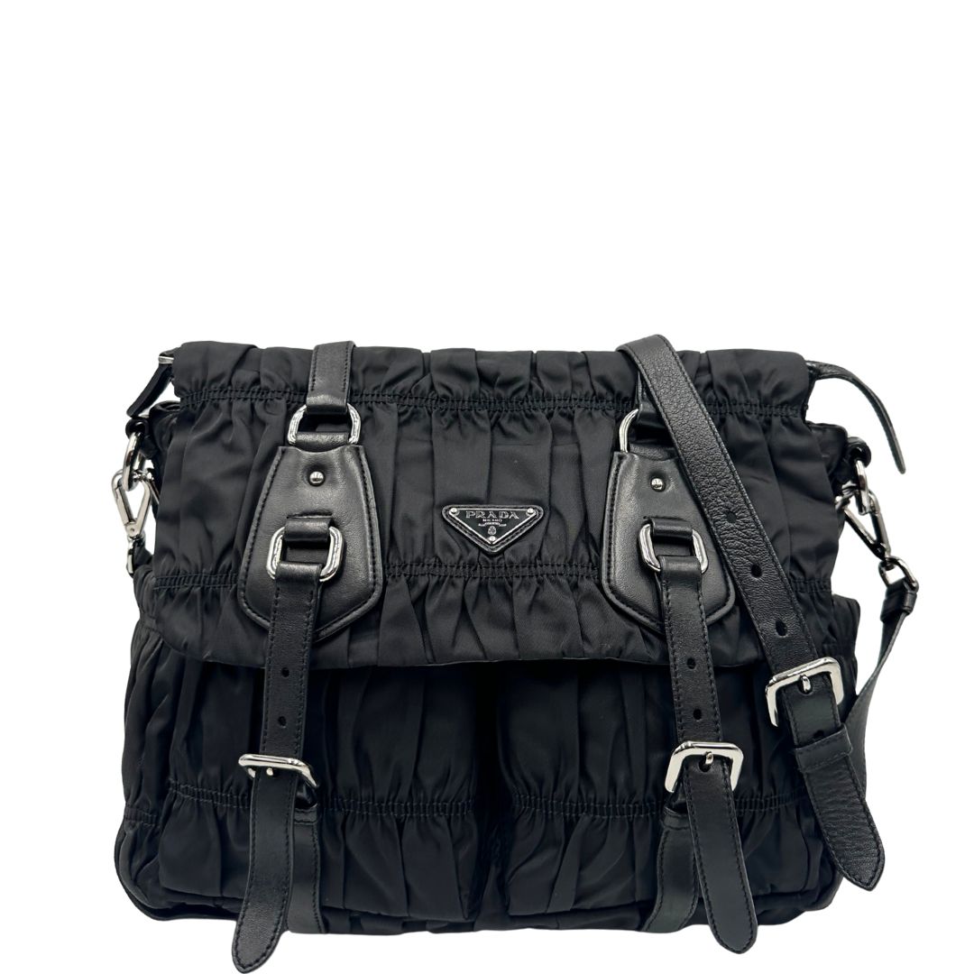 Front di una Borsa Prada in tessuto nylon goffrato nero con parti metalliche argentate e inserti in pelle tono su tono, munita di una tracolla regolabile e amovibile. Completa di dustbag. Originale, usata, di lusso, in ottime condizioni.