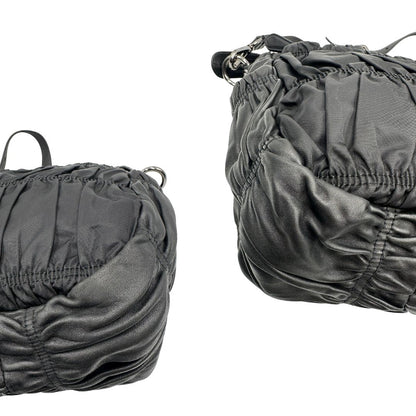 Angoli di una Borsa Prada in tessuto nylon goffrato nero con parti metalliche argentate e inserti in pelle tono su tono, munita di una tracolla regolabile e amovibile. Completa di dustbag. Originale, usata, di lusso, in ottime condizioni.