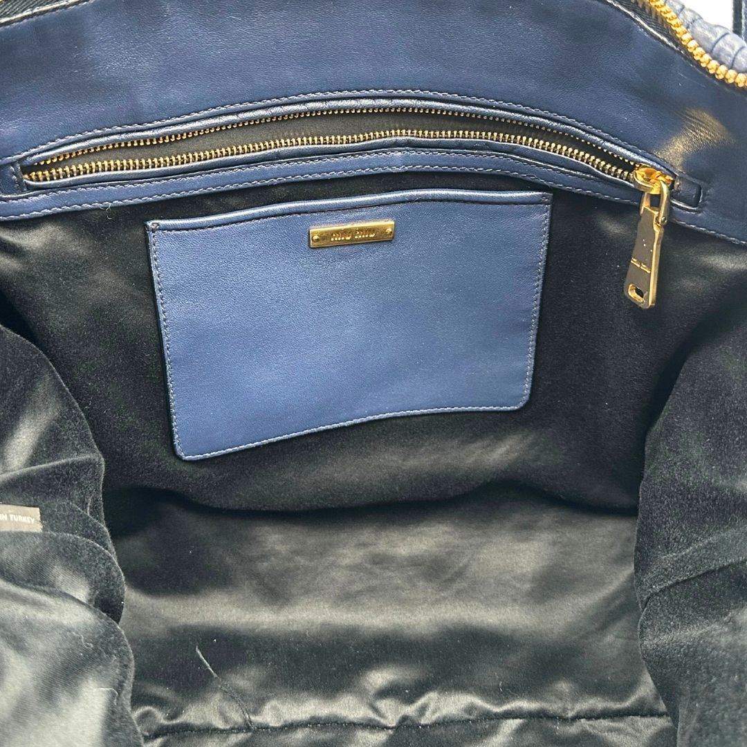 interno  Borsa Miu Miu in pelle matelassè blu con parti metalliche dorate; munita di doppi manici stondati e una tracolla amovibile e regolabile. Completa di dustbag, di lusso, originale, ottime condizioni, usata. 