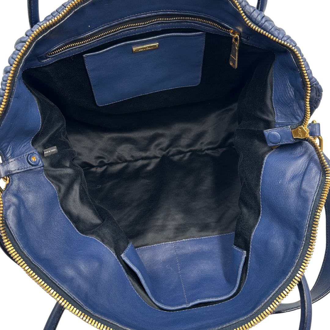interni  Borsa Miu Miu in pelle matelassè blu con parti metalliche dorate; munita di doppi manici stondati e una tracolla amovibile e regolabile. Completa di dustbag, di lusso, originale, ottime condizioni, usata. 