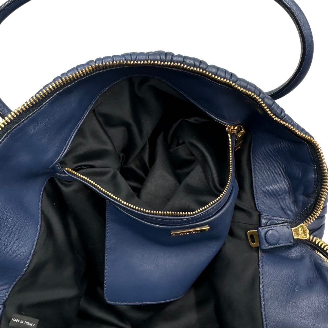 interni  Borsa Miu Miu in pelle matelassè blu con parti metalliche dorate; munita di doppi manici stondati e una tracolla amovibile e regolabile. Completa di dustbag, di lusso, originale, ottime condizioni, usata. 