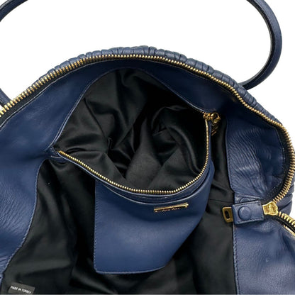 interni  Borsa Miu Miu in pelle matelassè blu con parti metalliche dorate; munita di doppi manici stondati e una tracolla amovibile e regolabile. Completa di dustbag, di lusso, originale, ottime condizioni, usata. 