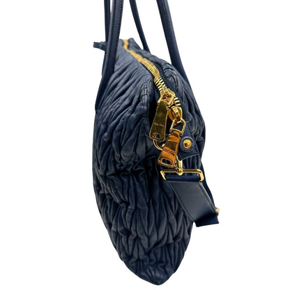  Borsa Miu Miu in pelle matelassè blu con parti metalliche dorate; munita di doppi manici stondati e una tracolla amovibile e regolabile. Completa di dustbag, di lusso, originale, ottime condizioni, usata. 