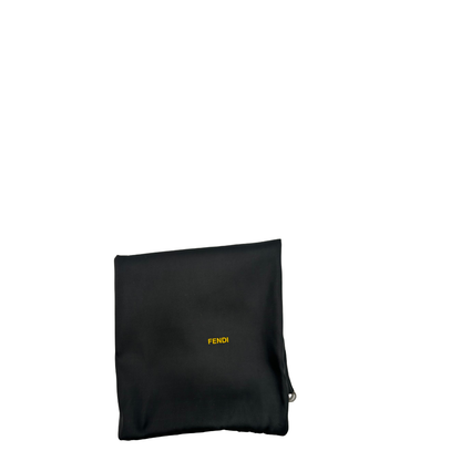 dustbag Borsa Fendi in maglia rosa crochet con parti metalliche dorate; munita di un manico singolo in pelle marrone. Completa di dustbag, di lusso, usata, ottime condizioni. 