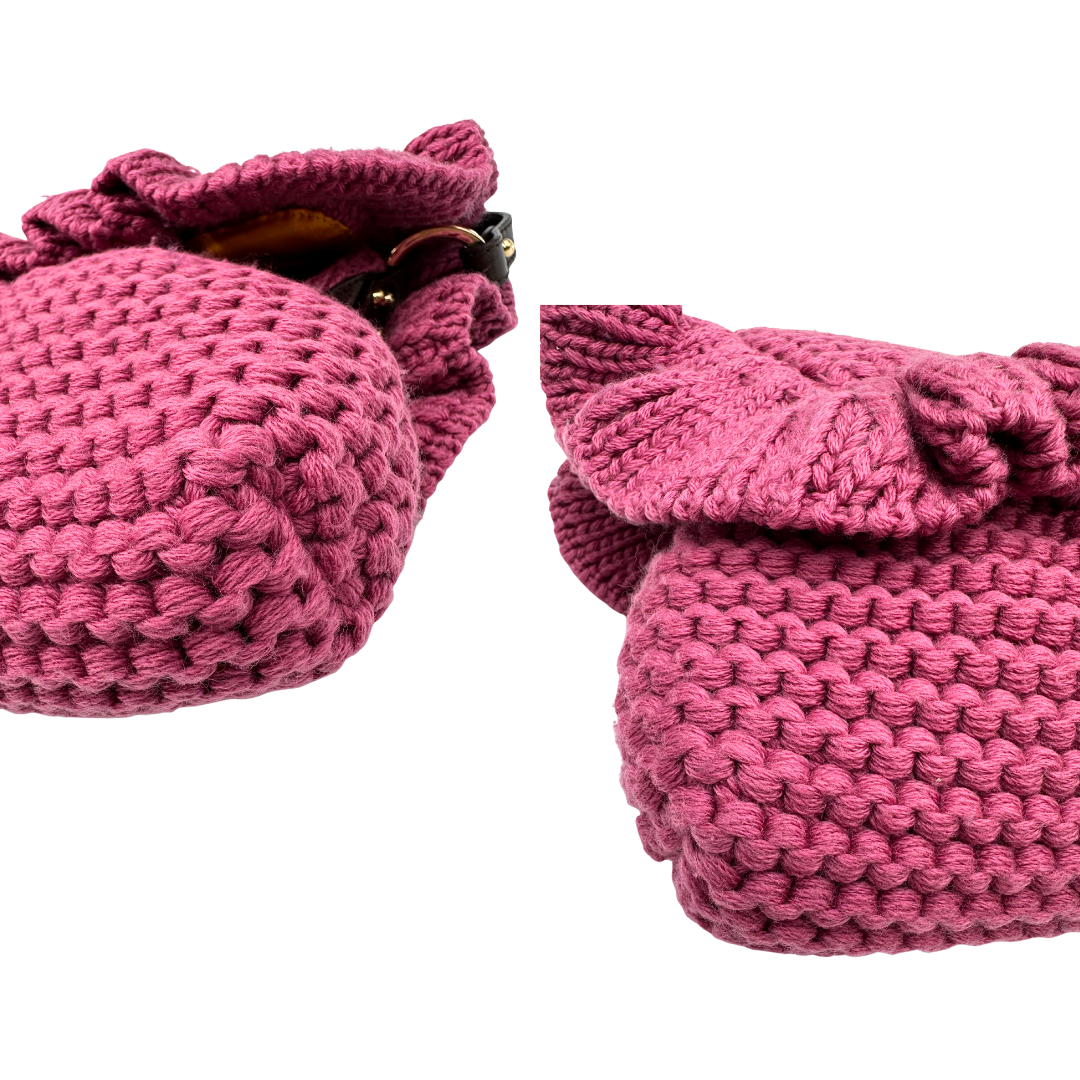 angoli Borsa Fendi in maglia rosa crochet con parti metalliche dorate; munita di un manico singolo in pelle marrone. Completa di dustbag, di lusso, usata, ottime condizioni. 