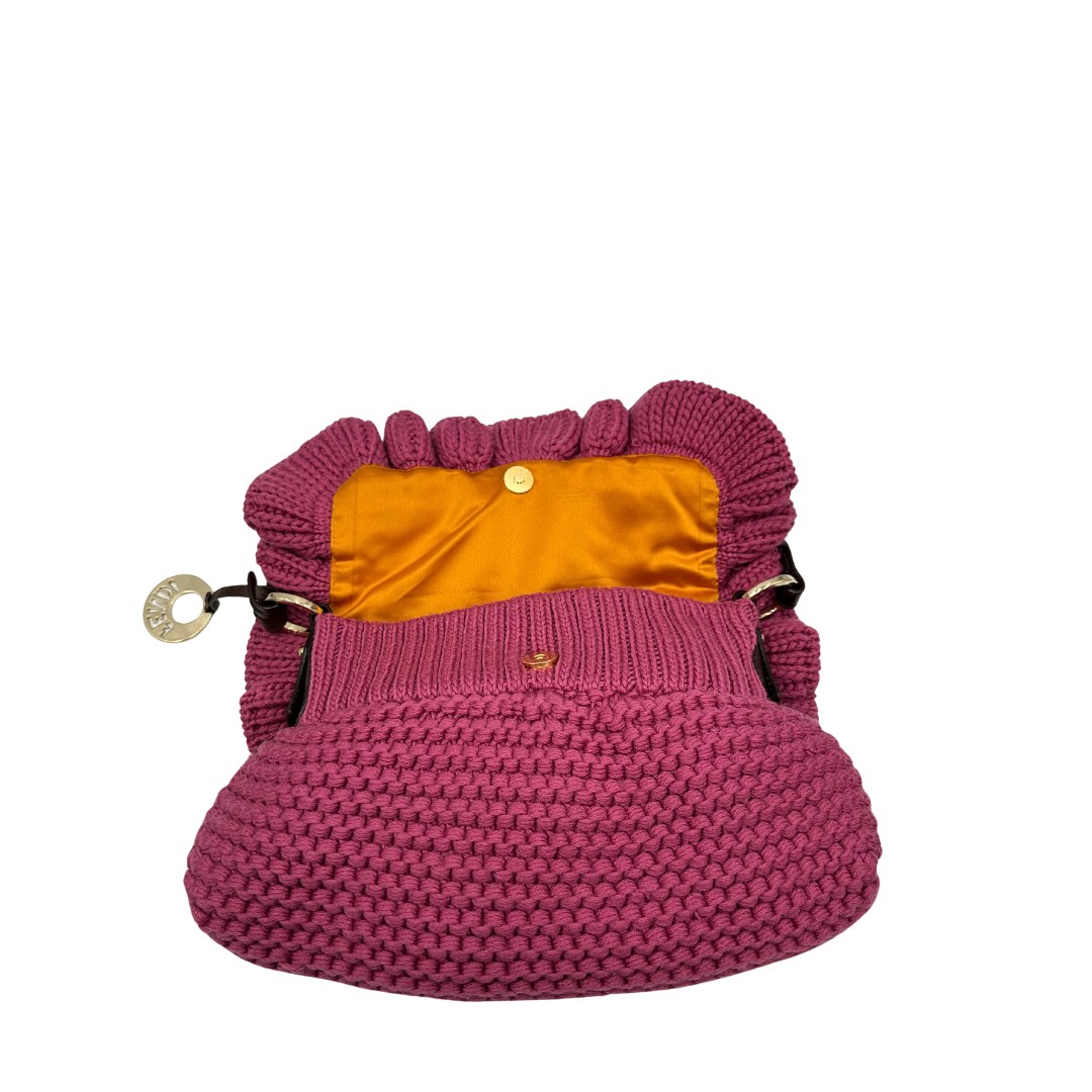 chiujsura Borsa Fendi in maglia rosa crochet con parti metalliche dorate; munita di un manico singolo in pelle marrone. Completa di dustbag, di lusso, usata, ottime condizioni. 