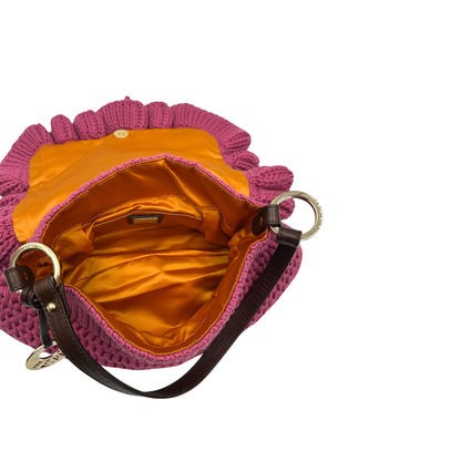 interno Borsa Fendi in maglia rosa crochet con parti metalliche dorate; munita di un manico singolo in pelle marrone. Completa di dustbag, di lusso, usata, ottime condizioni. 