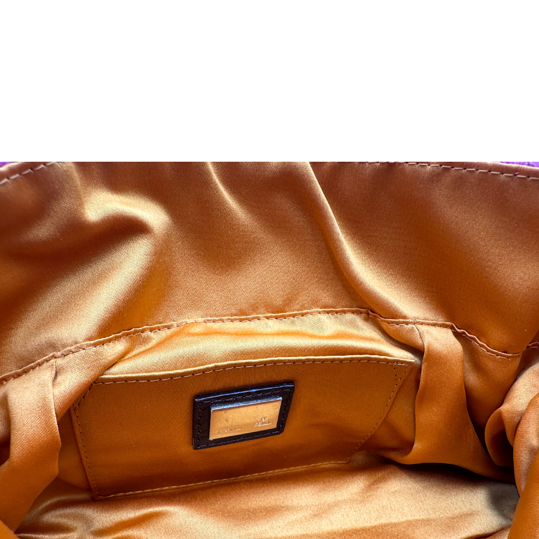 interno Borsa Fendi in maglia rosa crochet con parti metalliche dorate; munita di un manico singolo in pelle marrone. Completa di dustbag, di lusso, usata, ottime condizioni. 